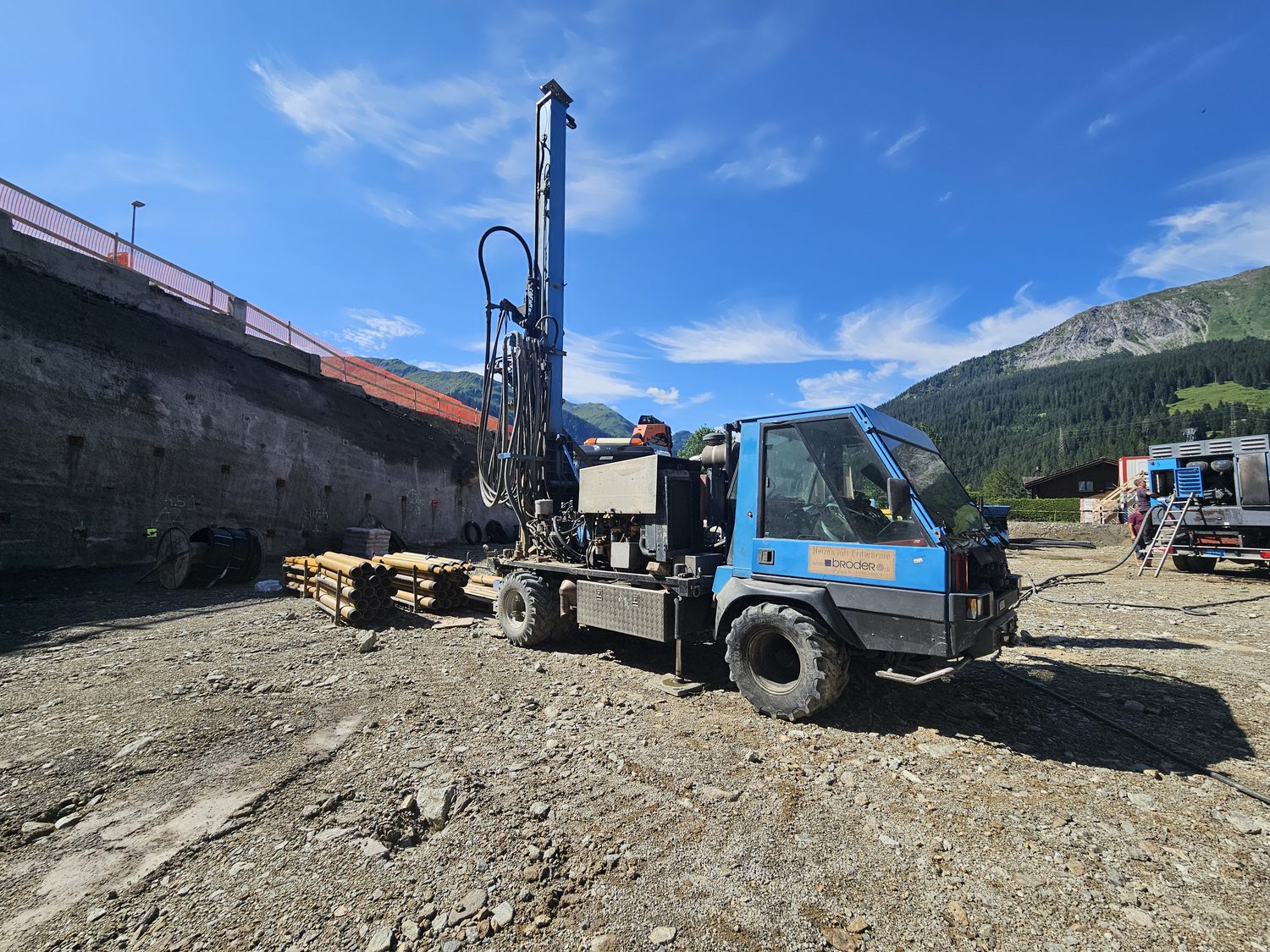 Aebi Transporter mit Bohrmast