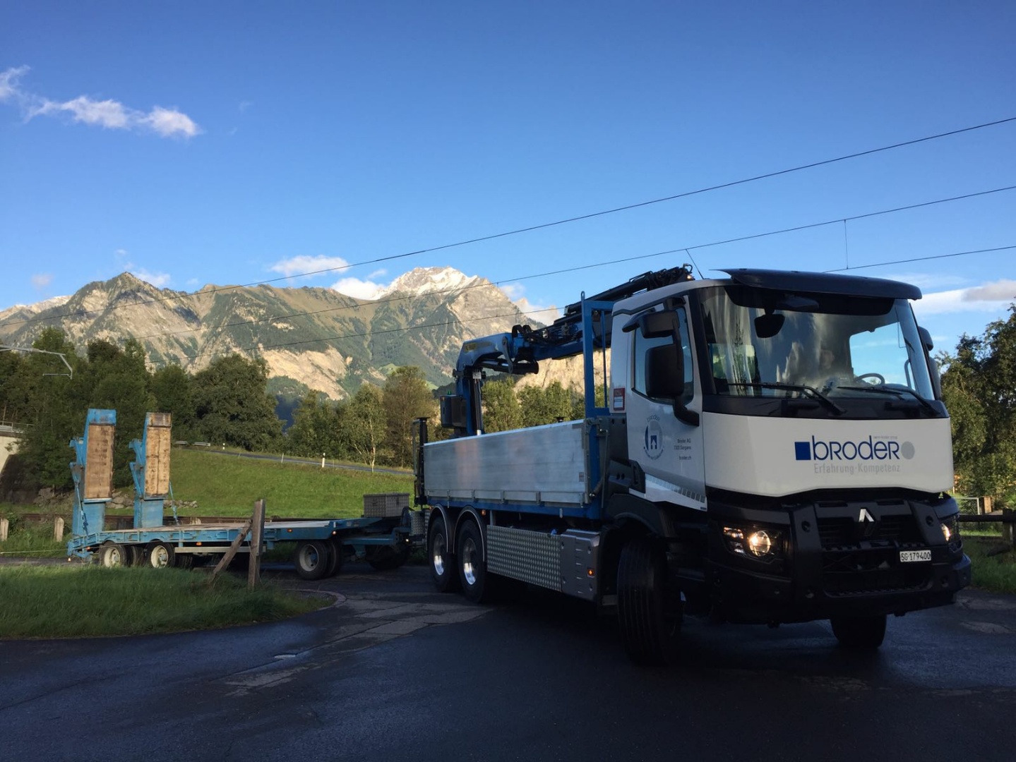 Renault C-Serie Schwerlast-LKW der Broder AG vor Bergpanorama
