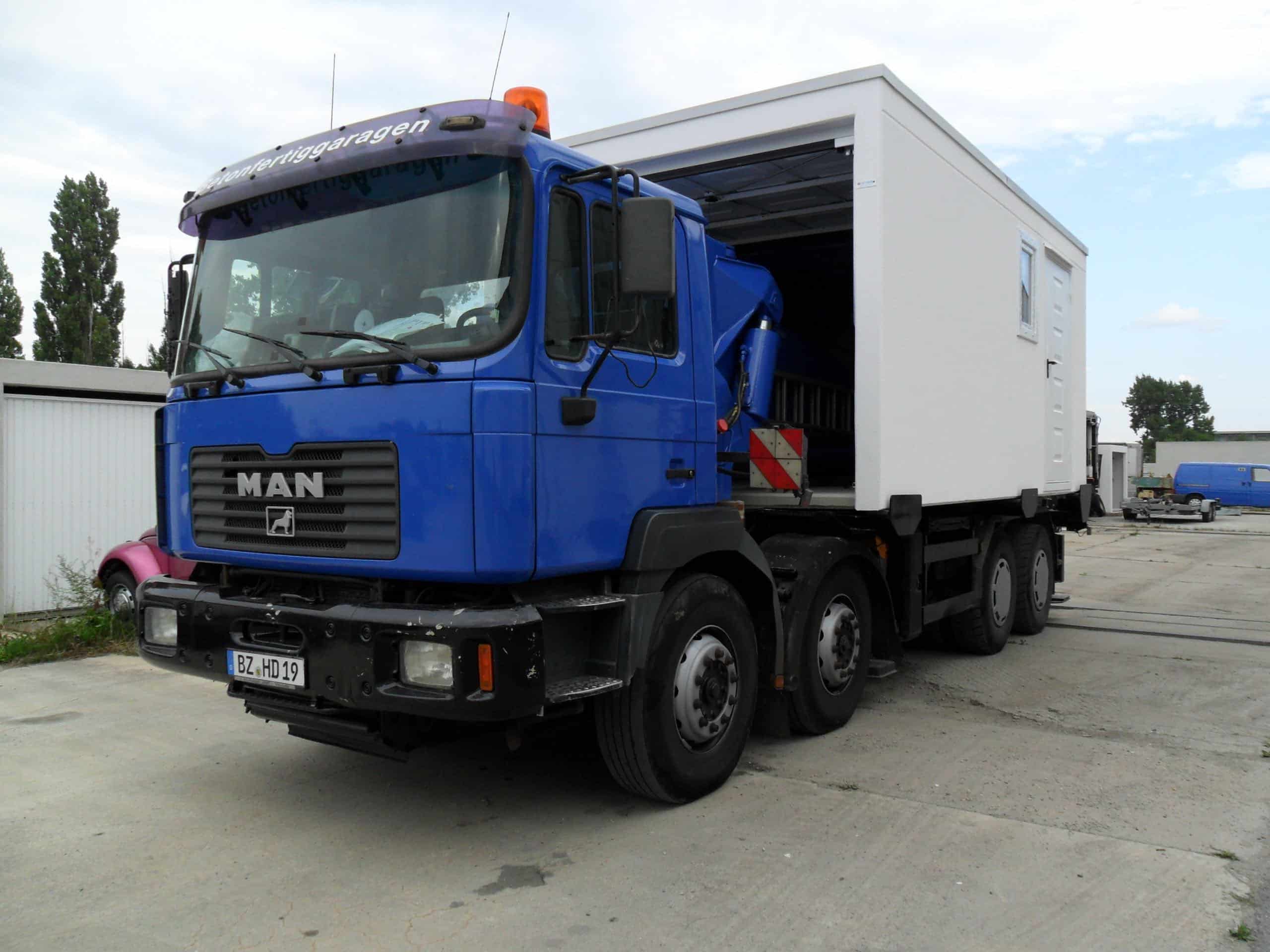 Auslieferung einer Broder Garage per Spezialtransport