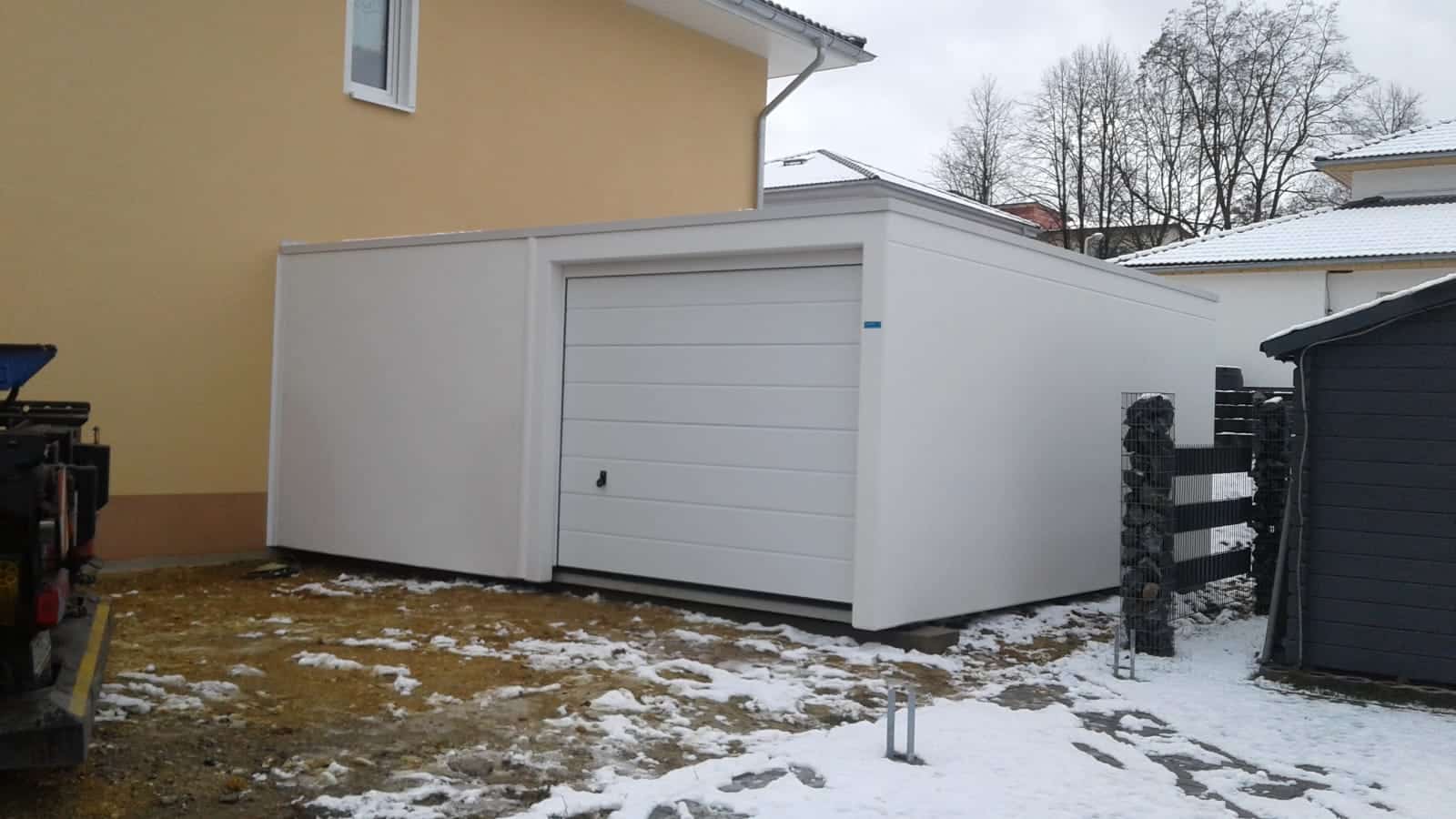 Doppelgarage aus Beton mit Pultdach