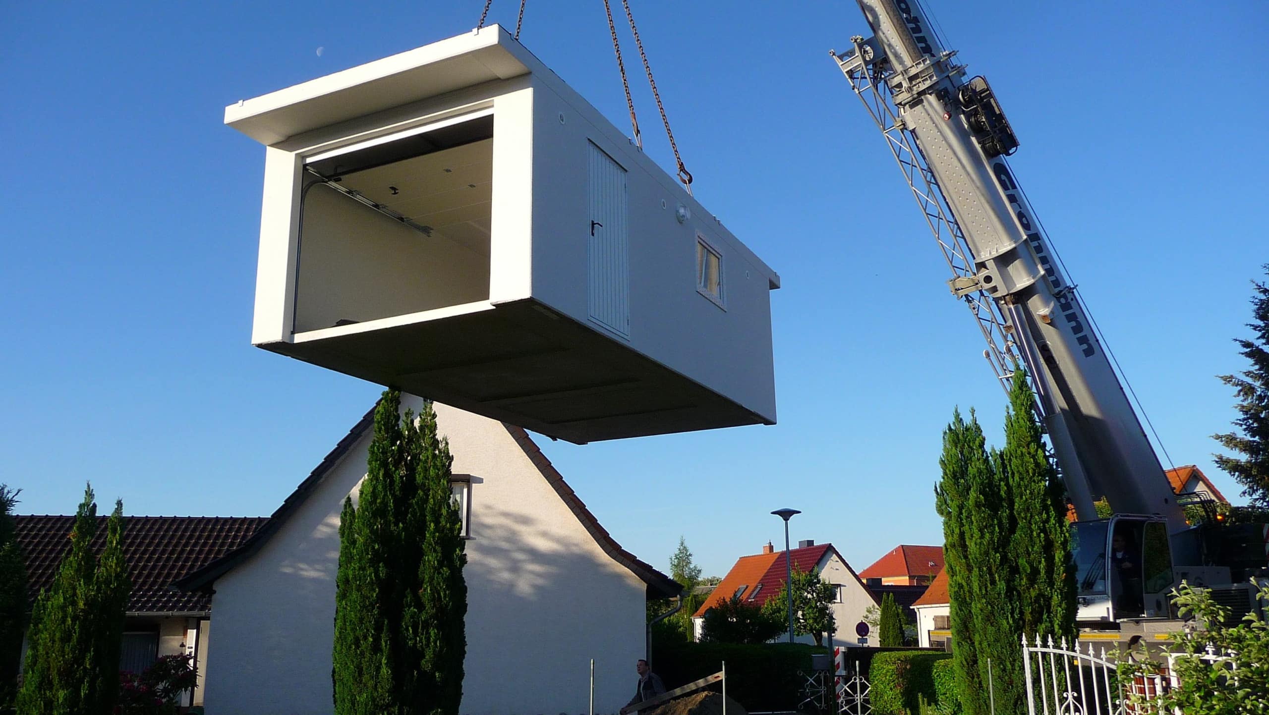 Setzen einer Betongarage mit Schwerlastkran