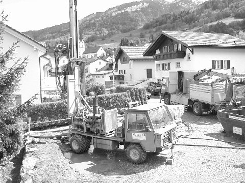 Aebi T67 an einer Bohrstelle mitten im Dorf, Schwarz-Weiss-Aufnahme