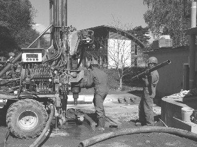 Aebi T67 mit Bohrlafette im Einsatz, Schwarz-Weiss-Aufnahme