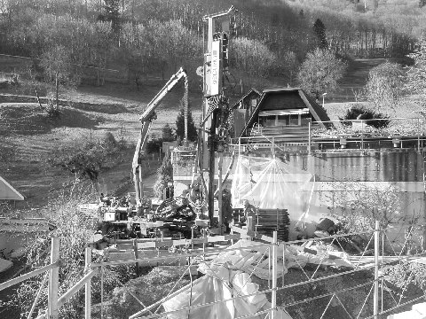 NCB-Bohrgerät mit Kran an einer Hanglage, Schwarz-Weiss-Aufnahme