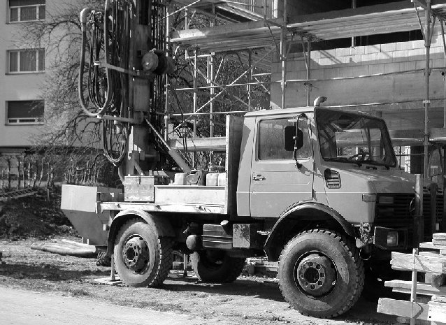 Unimog U1700 mit Bohrmast auf einer Hochbau-Baustelle, Schwarz-Weiss-Aufnahme