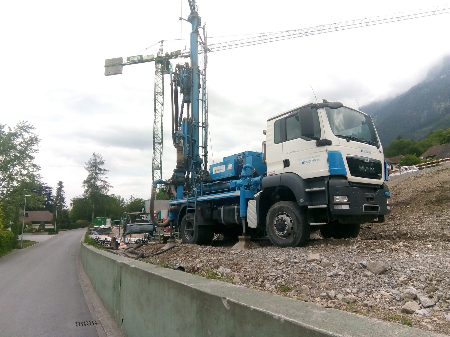 MAN-LKW mit Raupenbohrgerät auf der Baustelle