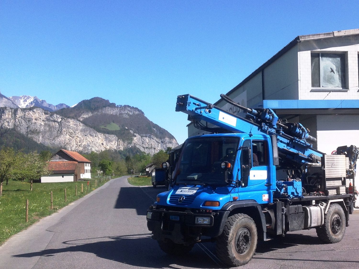 Unimog U500 mit Broder-Bohrmast vor Bergkulisse