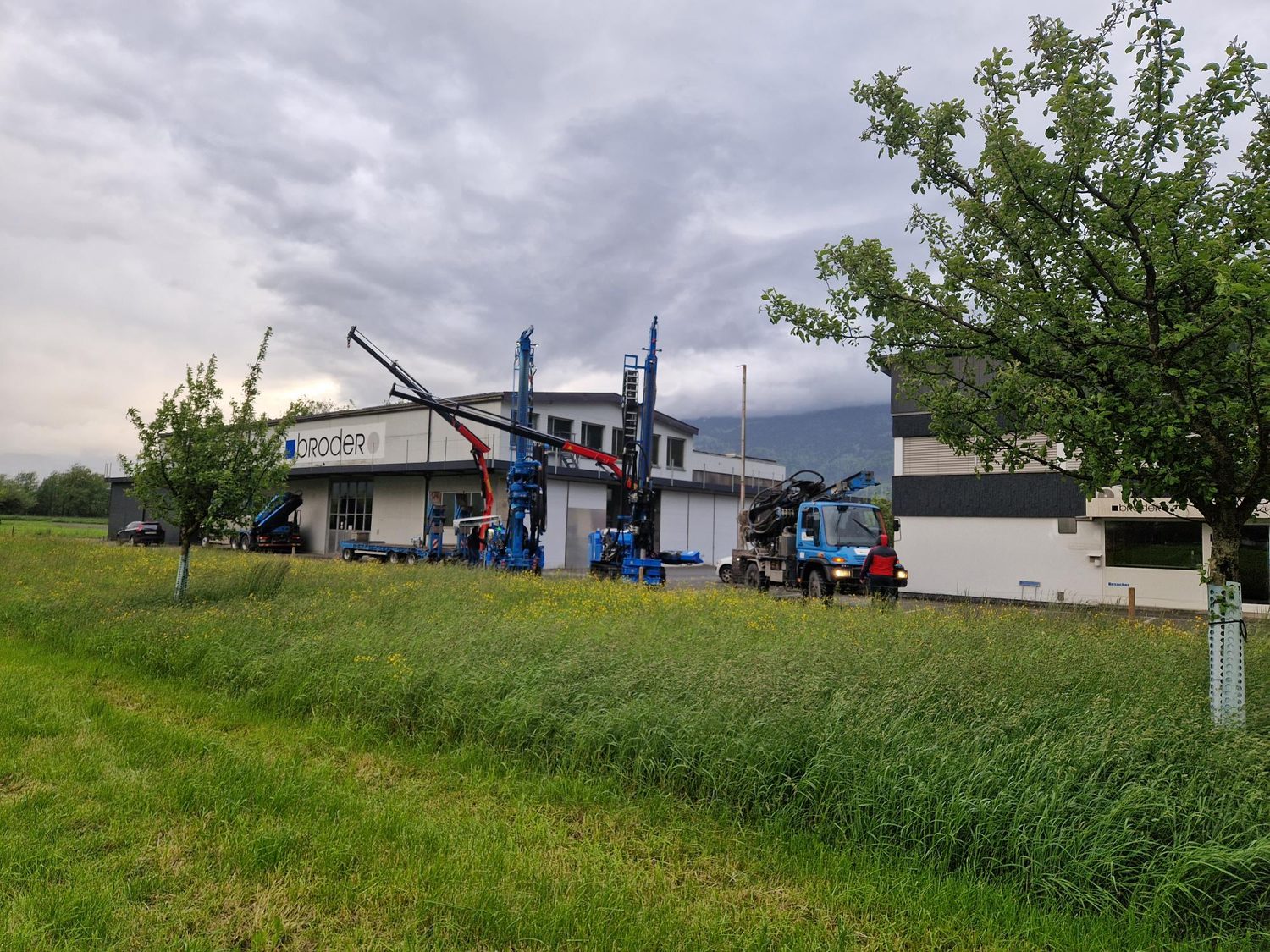 Bohrgeräte-Flotte vor der Werkstatt in Sargans