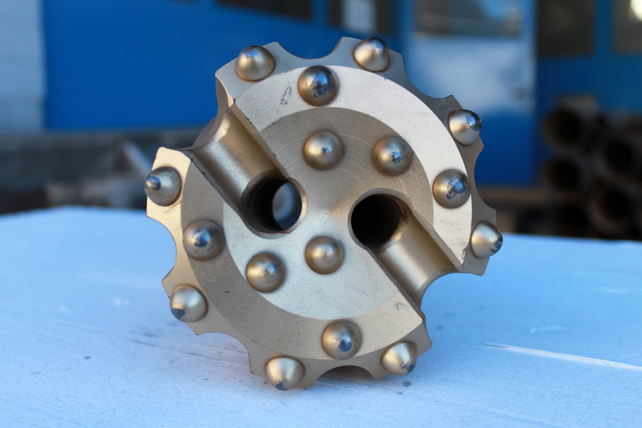 Imlochhammer-Bohrkrone mit Hartmetall-Stiften aus der Werkstatt der Broder AG