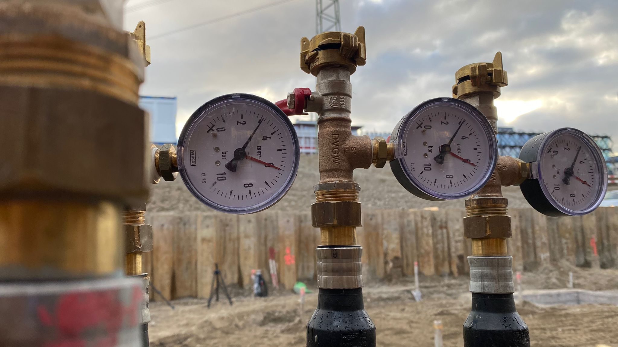 Druckmanometer bei der Druckprobe von Verbindungsleitungen auf der Baustelle