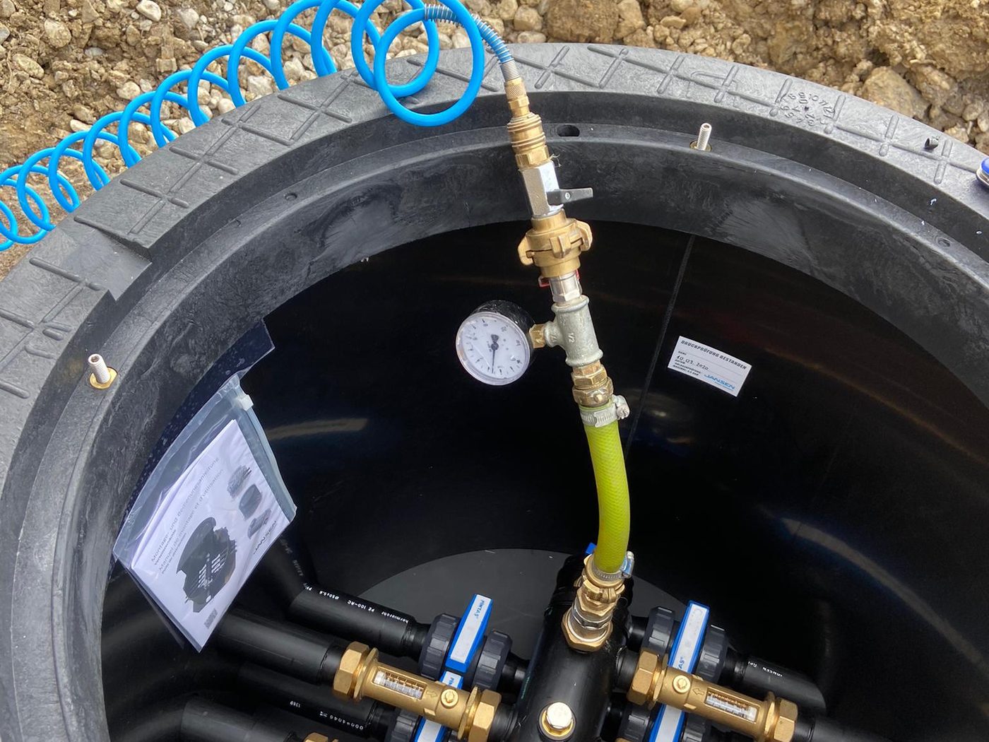 Verteiler-Sammler im Schacht mit Manometer