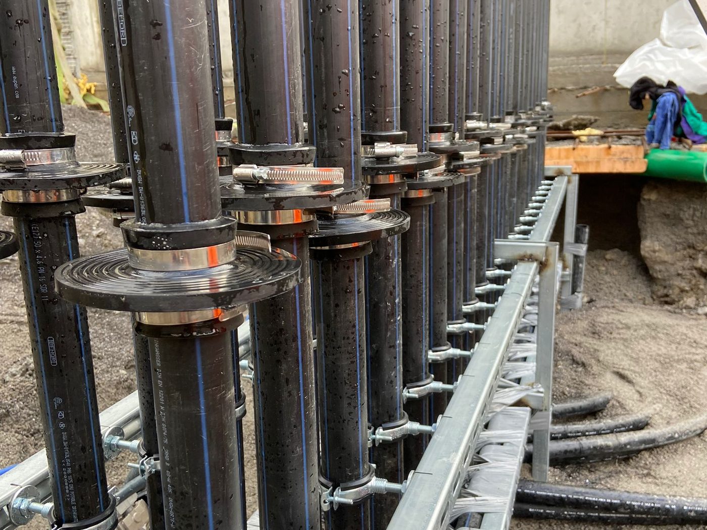 Vormontierte Steigleitungen mit Flanschverbindungen auf der Baustelle